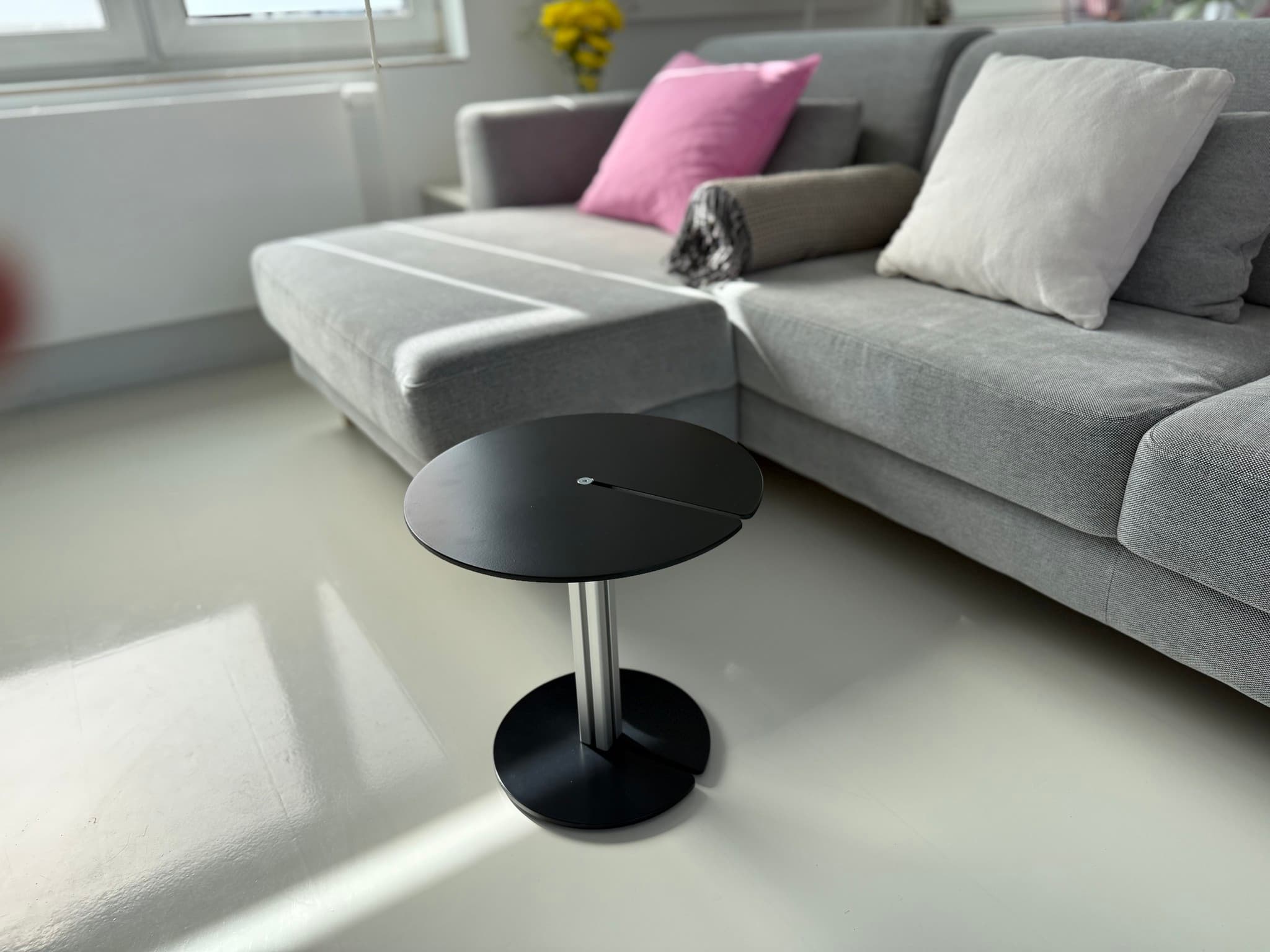INC1 Beistelltisch neben dem Sofa